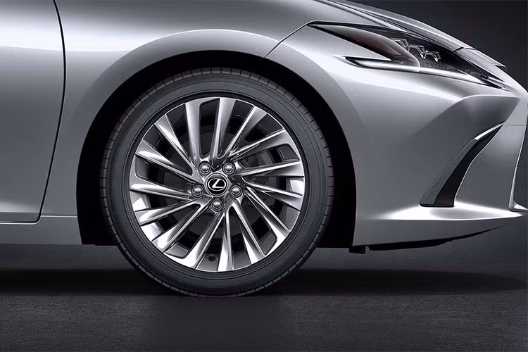 Thân xe được trang bị đường gân nổi bật và độc đáo hơn, bắt nguồn từ đèn hậu và tiến dần đến đèn pha. Trong khi đó, đường viền cửa sổ hất lên ở cuối có thiết kế sắc sảo hơn trước. Phiên bản ES 350 và ES 300h dùng vành 17 - 18 inch, riêng Lexus ES 2019 với gói F Sport sẽ được trang bị vành 19 inch tiêu chuẩn.