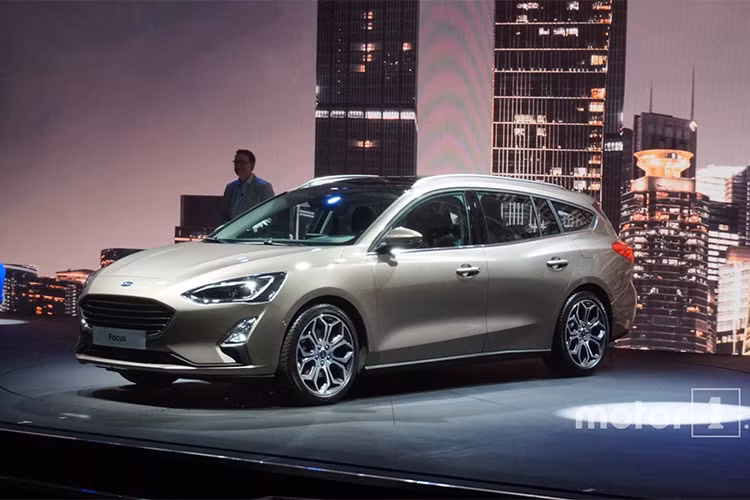 Các tính năng công nghệ hiện đại khác của Ford cũng lần lượt “xuất hiện” trên Focus 2019, có thể kể đến như: Cruise Control thích ứng (ACC) tích hợp tính năng Stop/Go, hệ thống đèn chiếu sáng thích ứng, hệ thống nhận diện biển báo tốc độ, hỗ trợ giữ làn đường, màn hình HUD.