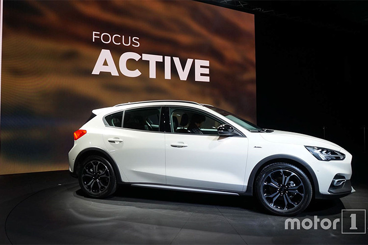 Về động cơ, Focus 2019 có 2 phiên bản động cơ xăng gồm: EcoBoost 1.0L, EcoBoost 1.5L cho công suất công suất 98 và 123 mã lực (1.0L) và 148 mã lực (1.5L); 2 phiên bản động cơ dầu gồm: 1.5L và 2.0L EcoBlue công suất 93 mã lực và 118 mã lực (1.5L) và 148 mã lực (2.0L); Focus mới sẽ có 2 loại hộp số tự động 8 cấp (8 AT) và số sàn 6 cấp (6 MT).