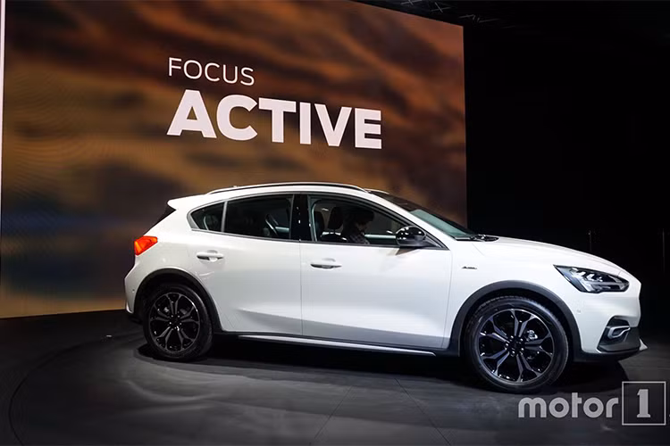 Về động cơ, Focus 2019 có 2 phiên bản động cơ xăng gồm: EcoBoost 1.0L, EcoBoost 1.5L cho công suất công suất 98 và 123 mã lực (1.0L) và 148 mã lực (1.5L); 2 phiên bản động cơ dầu gồm: 1.5L và 2.0L EcoBlue công suất 93 mã lực và 118 mã lực (1.5L) và 148 mã lực (2.0L); Focus mới sẽ có 2 loại hộp số tự động 8 cấp (8 AT) và số sàn 6 cấp (6 MT).