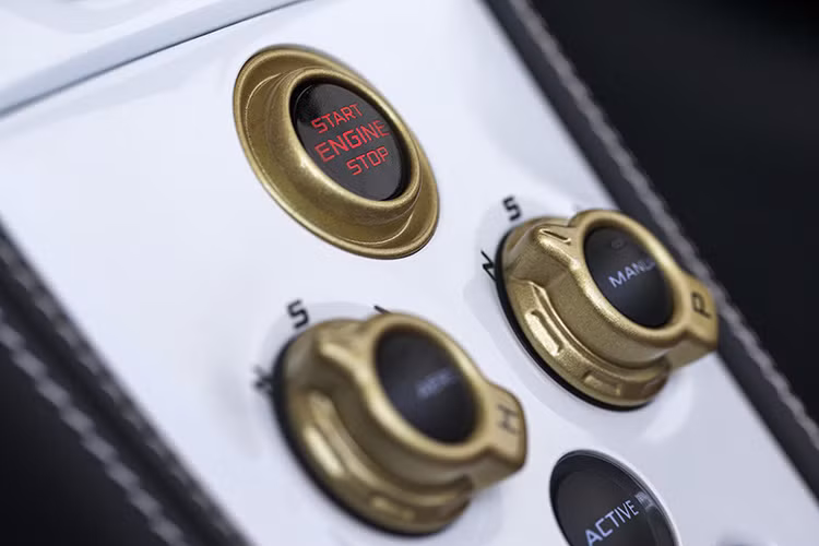 Bên cạnh đó, công nghệ hiện diện trên mẫu xe này cũng không hề kém cạnh bất kỳ siêu xe hạng sang nào. Bên cạnh đó các nút bấm cũng được mạ vàng phía bên ngoài.