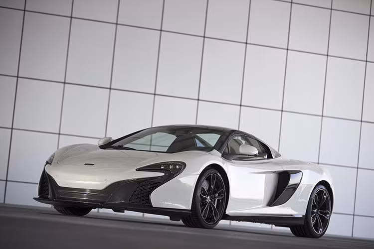 Trái tim mạnh mẽ này giúp xe tăng tốc lên 100 km/h chỉ trong đúng 3 giây và đạt tốc độ tối đa 330 km/h. Khách hàng phải bỏ ra gần 400.000 USD để sở hữu McLaren 650S Spider Al Sahara 79.