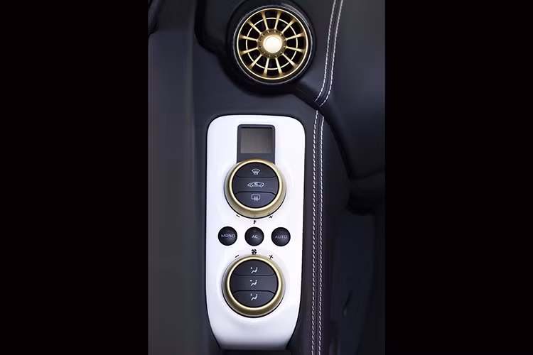 Sơn trắng, viền nút bấm bọc vàng kế hợp cùng da cao cấp với chỉ nổi màu trắng. Nó thể hiện rõ sự xa hoa khác biệt trong từng chi tiết nội thất của hãng độ xe đình đám MSO.