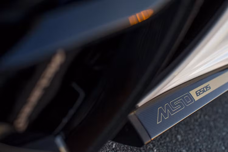 Phần nóc xe được sơn màu đen bóng, tương phản hoàn toàn với màu trắng tinh khiết bao phủ toàn thân xe và bộ la-zăng hợp kim siêu nhẹ cũng được sơn màu đen tương tự.