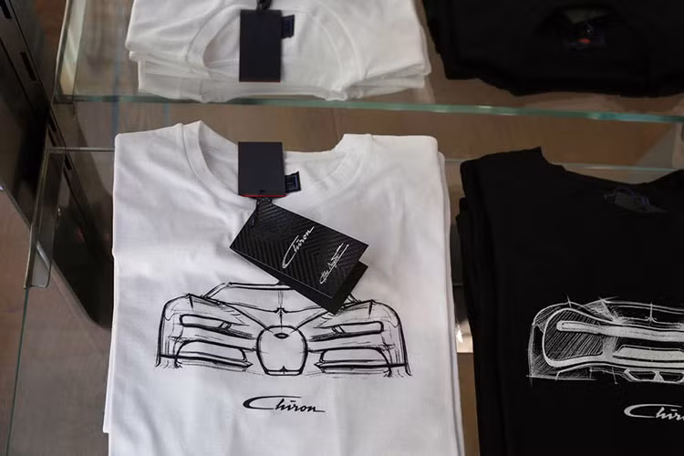 Khách hàng đam mê thương hiệu siêu xe manh nhất Thế giới này chắc chắn sẽ bị choáng ngợp trước hàng loạt các phụ kiện thời trang chính hãng của Bugatti như quần áo, ca-vat,...