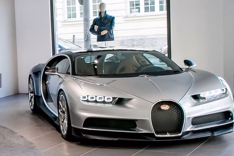Là một cửa hàng lưu niệm, nên khi đến với Bugatti showroom này, khách hàng chắc chắn sẽ bị hớp hồn bởi nhiều phụ kiện độc đáo, đặc biệt.