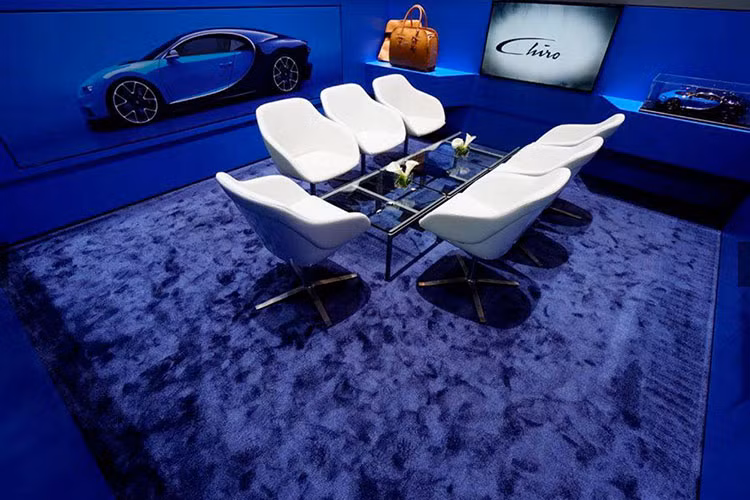 Trung tâm của showroom “nổi bật” chính là chiếc siêu xe Bugatti Chiron màu bạc và khu vực tiếp khác được phối màu xanh thẫm tuyệt đẹp.