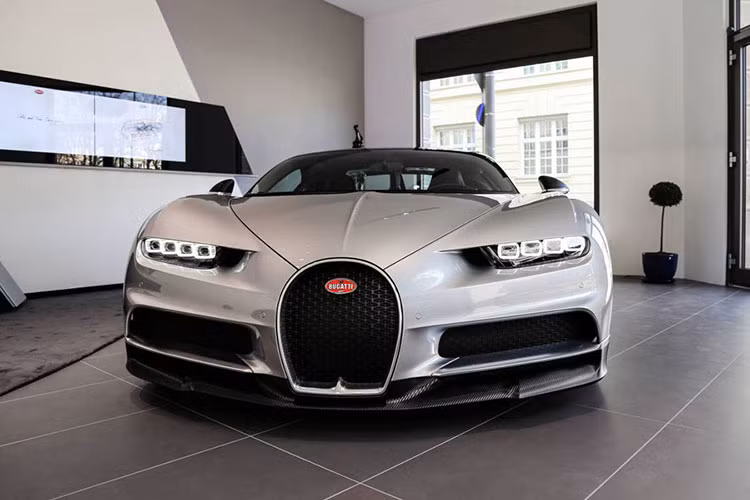 Theo thông tin được biết, 10% trong số đơn đặt hàng dành cho Bugatti Chiron đến từ Đức, đặc biệt là thành phố Munich. Đây là lý do vì sao hãng siêu xe này quyết định khai trương showroom Bugatti kiêm cửa hàng lưu niệm đầu tiên tại châu Âu ở Munich.