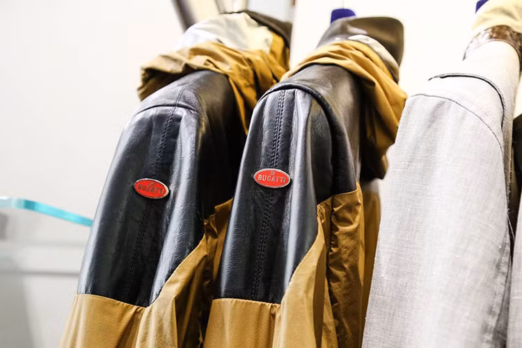 Quần áo thời trang nam được chia thành hai dòng danh cho các tín đồ đam mê bao gồm; là Bugatti Performance và EB Ettore Bugatti. 