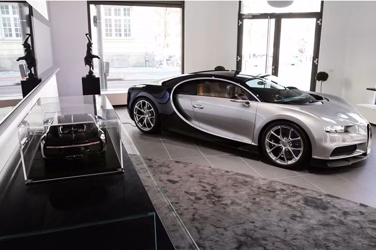 Theo kế hoạch, hãng Bugatti sẽ sản xuất đúng 500 chiếc Chiron, tương tự Veyron. Khách hàng có lẽ sẽ phải chờ khá lâu vì Bugatti chỉ có thể lắp ráp 50 chiếc Chiron mỗi năm. Có khách hàng thậm chí phải chờ đến hơn 2 năm mới được nhận xe.