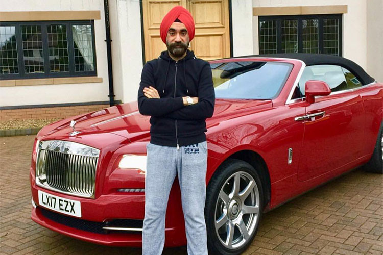 Tuy đã sang thủ đô London, Anh, sinh sống nhưng CEO của công ty AlldayPA vẫn không từ bỏ truyền thống đội khăn quấn Turban trên đầu của đàn ông Ấn Độ theo đạo Sikh. Thậm chí, doanh nhân trung niên này còn mua hẳn 7 chiếc Rolls-Royce khác nhau với màu sắc giống những chiếc khăn Turban của mình.