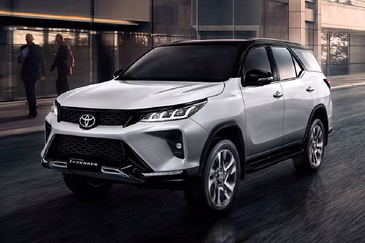 Mẫu xe SUV Toyota Fortuner thế hệ hiện tại đã có mặt trên thị trường từ năm 2015. Để duy trì sức hút của mẫu xe gần 10 năm tuổi này, hãng Toyota đã thường xuyên tung ra các phiên bản nâng cấp nhẹ. Mới đây, hãng đã làm điều tương tự khi bổ sung phiên bản cho Toyota Fortuner Leader 2024 mới ở thị trường Thái Lan. 