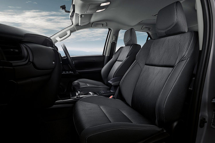 Riêng phiên bản V AWD được bổ sung hệ dẫn động 4 bánh, khóa vi sai chống trượt tự động và hệ thống kiểm soát lực kéo chủ động.