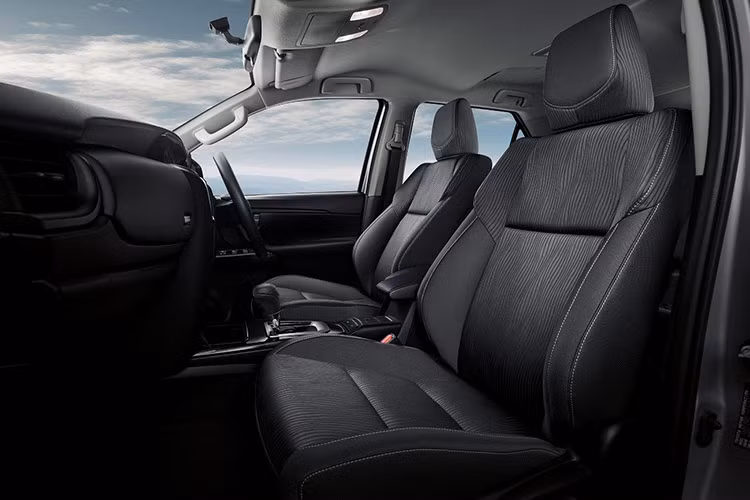 Riêng phiên bản V AWD được bổ sung hệ dẫn động 4 bánh, khóa vi sai chống trượt tự động và hệ thống kiểm soát lực kéo chủ động.