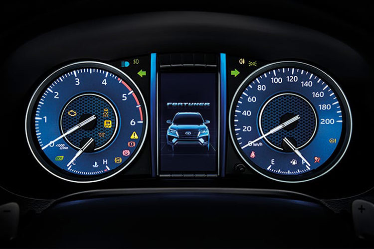 Ở bản G, xe có thêm vành hợp kim 18 inch, lẫy chuyển số sau vô lăng, tay nắm cửa mạ crôm trong xe, ghế bọc da tổng hợp màu đen, vô lăng bọc da, khởi động nút bấm, chìa khóa thông minh, cửa sổ chỉnh điện một chạm ở 4 cửa, hệ thống cảnh báo điểm mù, cảnh báo phương tiện cắt ngang khi lùi, cảm biến hỗ trợ đỗ xe trước/sau và hệ thống chống trộm.