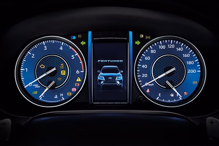 Ở bản G, xe có thêm vành hợp kim 18 inch, lẫy chuyển số sau vô lăng, tay nắm cửa mạ crôm trong xe, ghế bọc da tổng hợp màu đen, vô lăng bọc da, khởi động nút bấm, chìa khóa thông minh, cửa sổ chỉnh điện một chạm ở 4 cửa, hệ thống cảnh báo điểm mù, cảnh báo phương tiện cắt ngang khi lùi, cảm biến hỗ trợ đỗ xe trước/sau và hệ thống chống trộm.