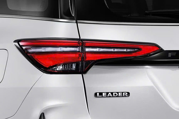 Bên cạnh đó, mẫu xe SUV Toyota Fortuner 2024 nâng cấp còn được trang bị bộ vành hợp kim 17 inch, gương chiếu hậu chỉnh điện/gập điện/tích hợp đèn báo rẽ, tay nắm cửa/ốp gương cùng màu thân xe, baga nóc, ăng ten vây cá mập và cánh gió mui.