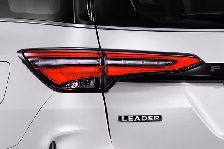 Bên cạnh đó, mẫu xe SUV Toyota Fortuner 2024 nâng cấp còn được trang bị bộ vành hợp kim 17 inch, gương chiếu hậu chỉnh điện/gập điện/tích hợp đèn báo rẽ, tay nắm cửa/ốp gương cùng màu thân xe, baga nóc, ăng ten vây cá mập và cánh gió mui.