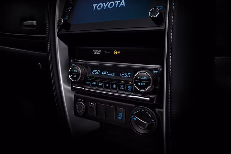 Nếu muốn có những trang bị như đèn chào mừng, cửa cốp chỉnh điện chống kẹt, tấm chắn nắng tích hợp gương/đèn/ngăn chứa thẻ, hệ thống đèn LED nội thất, gương chiếu hậu chống chói tự động, sạc điện thoại không dây, hệ thống kiểm soát hành trình và camera 360 độ, khách hàng Thái Lan phải mua Toyota Fortuner Leader từ bản V trở lên.