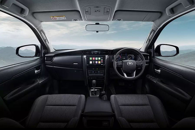 Bên trong xe, Toyota Fortuner Leader S sở hữu nội thất màu đen với mặt táp-lô bọc da, vô lăng bọc urethane, ghế bọc nỉ, ghế trước chỉnh tay, bảng đồng hồ analog tích hợp màn hình đa thông tin 4,2 inch, màn hình cảm ứng trung tâm 8 inch, hỗ trợ kết nối Apple CarPlay/Android Auto, hệ thống âm thanh 6 loa, điều hòa tự động và lọc bụi mịn PM2.5.