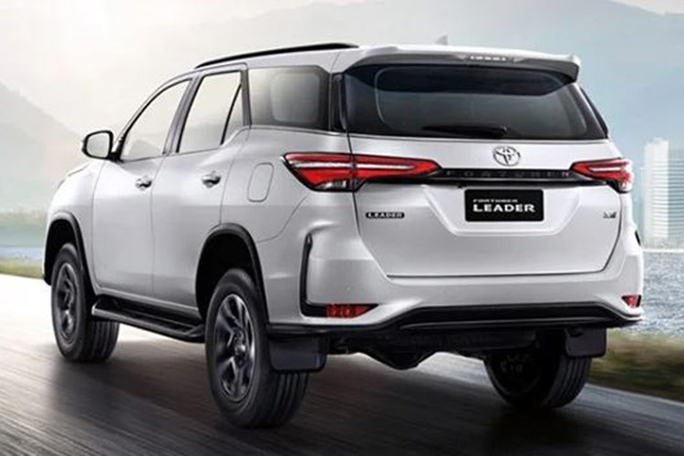 Điểm nhấn của Toyota Fortuner Leader 2024 tại Thái Lan chính là bản S mới giá rẻ hơn. Như vậy, mức giá xe Toyota Fortuner Leader ở thị trường Thái Lan cho tổng cộng 4 bản trang bị, bao gồm S, G, V và V 4WD dao động từ 1,239 - 1,6 triệu Baht (khoảng 924 triệu đến 1,19 tỷ đồng).