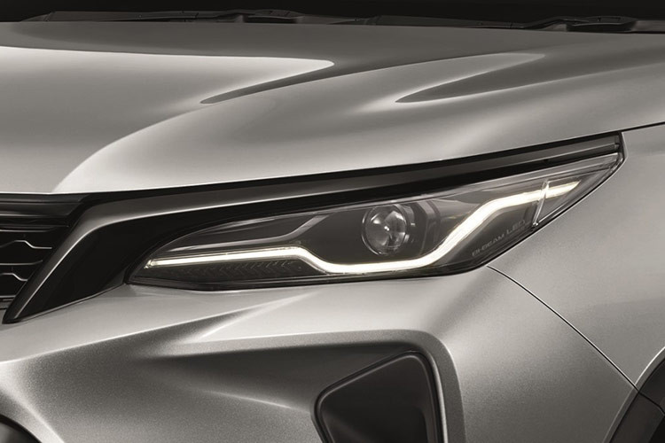 Ở bản Toyota Fortuner Leader S 2024 giá rẻ dành cho Thái Lan sở hữu thiết kế không khác biệt nhiều so với các bản còn lại. Xe có những trang bị ngoại thất tiêu chuẩn như đèn pha LED tự động bật/tắt, tự động điều chỉnh luồng sáng cao/thấp, đèn chờ dẫn đường, đèn LED định vị ban ngày, đèn sương mù trước/sau, đèn LED báo rẽ tuần tự trước/sau và đèn hậu LED.