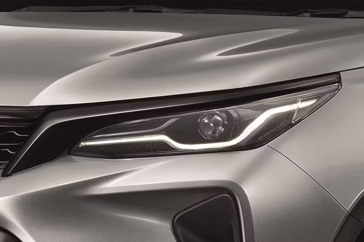 Ở bản Toyota Fortuner Leader S 2024 giá rẻ dành cho Thái Lan sở hữu thiết kế không khác biệt nhiều so với các bản còn lại. Xe có những trang bị ngoại thất tiêu chuẩn như đèn pha LED tự động bật/tắt, tự động điều chỉnh luồng sáng cao/thấp, đèn chờ dẫn đường, đèn LED định vị ban ngày, đèn sương mù trước/sau, đèn LED báo rẽ tuần tự trước/sau và đèn hậu LED.