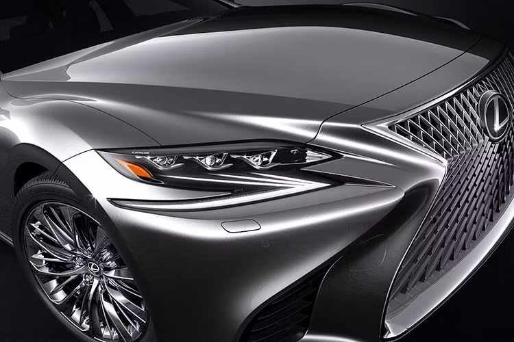 Điểm nhấn quan trọng nhất của Lexus LS500h phiên bản 2018 nằm ở hệ dẫn động hybrid nên ngoại hình của mẫu xe này sẽ không có nhiều khác biệt so với phiên bản LS500 thông thường từng xuất hiện tại triển lãm Detroit 2017. Trang thiết bị nội thất của Lexus LS500h 2018 sẽ không có gì khác so với LS500. 