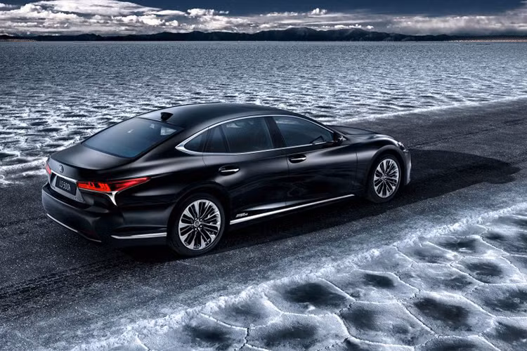 Ngoài ra Lexus LS500h 2018 còn có thêm mô-tơ điện và cụm pin lithium-ion 44,6 kWh giúp cho chiếc xe có sức mạnh tổng cộng 354 mã lực. Dự kiến, mẫu xe hạng sang nhà Lexus này sẽ ra mắt trong triển lãm Geneva 2017, diễn ra vào tháng 3 tới.