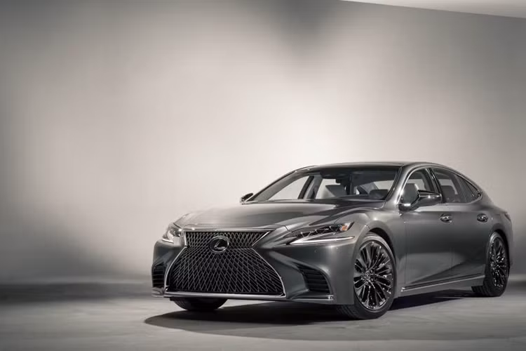 Sau khi ra mắt chính thức mẫu xe sang LS500 tại triển lãm Detroit 2017 vừa qua, thương hiệu Lexus đang chuẩn bị cho ra mắt thêm phiên bản LS500h cao cấp hơn với hệ dẫn động Hybrid thân thiện hơn với môi trường. Dự kiến, Lexus LS500h 2018 sẽ ra mắt trong triển lãm Geneva 2017 sẽ diễn ra vào tháng 3 tới.