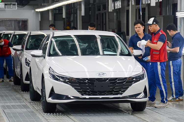 Cũng theo VAMA, tổng doanh số bán hàng của toàn thị trường tính đến hết tháng 9/2023 giảm 29% so với 2022. Xe ô tô du lịch giảm 32%, xe thương mại giảm 14% và xe chuyên dụng giảm 60% so với năm 2022. Doanh số bán hàng của xe lắp ráp trong nước giảm 29% trong khi xe nhập khẩu giảm 30% so với cùng kì năm ngoái. Nhìn chung, thị trường 2023 có phần yên ắng hơn so với năm 2022.