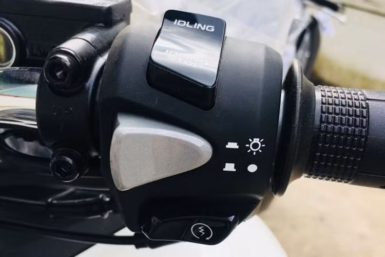 Honda PCX 150 phiên bản 2018 sẽ vẫn tiếp tục được trang bị Hệ thống khóa thông minh Honda SMART Key với 2 chìa khóa thông minh FOB. Với mục tiêu tăng sự thoải mái khi điều khiển xe ở địa hình đường phố và cả nông thôn, khung xe và hệ thống giảm xóc đã được cải tiến đáng kể.