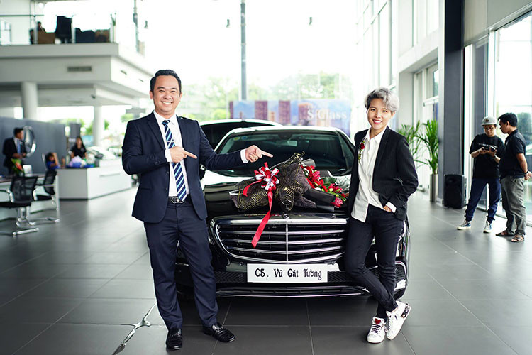 Hiện chưa rõ giá bán chiếc xe sang Mercedes-Benz E-Class dành cho ca sỹ Vũ Cát Tường, chỉ biết rằng, hãng xe Mercedes-Benz Việt Nam luôn có giá ưu ái dành cho người nổi tiếng trong giới showbiz Việt, đặc biệt là ca sĩ khi mua xe. Hiện tại, Mercedes-Benz E200 2018 đang được phân phối chính hãng với mức giá 2,099 tỷ đồng.