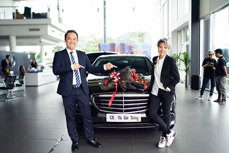 Hiện chưa rõ giá bán chiếc xe sang Mercedes-Benz E-Class dành cho ca sỹ Vũ Cát Tường, chỉ biết rằng, hãng xe Mercedes-Benz Việt Nam luôn có giá ưu ái dành cho người nổi tiếng trong giới showbiz Việt, đặc biệt là ca sĩ khi mua xe. Hiện tại, Mercedes-Benz E200 2018 đang được phân phối chính hãng với mức giá 2,099 tỷ đồng.