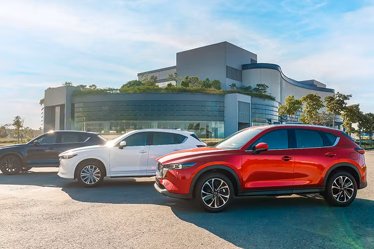 Trang bị an toàn tiêu chuẩn của Mazda CX-5 2023 gồm có 6 túi khí, phanh tay điện tử, tự động giữ phanh tạm thời, hệ thống cân bằng điện tử, kiểm soát lực kéo chống trượt, hỗ trợ khởi hành ngang dốc, kiểm soát hành trình, cảm biến hỗ trợ đỗ xe trước/sau, hệ thống cảnh báo điểm mù và cảnh báo phương tiện cắt ngang khi lùi.