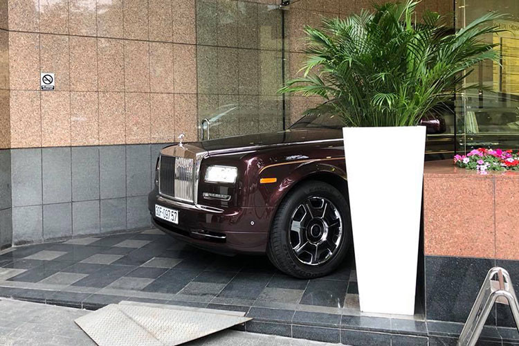 Siêu xe sang Rolls-Royce Phantom Series II EWB sử dụng động cơ V12, dung tích 6.75L kết hợp hộp số tự động 8 cấp, có khả năng sản sinh công suất tối đa 453 mã lực tại 5.350 vòng/phút, mô-men xoắn cực đại 720 Nm tại 3.500 vòng/phút. Xe có thể tăng tốc từ 0-100 km/h trong 6,1 giây, tốc độ tối đa có thể đạt 240 km/h.