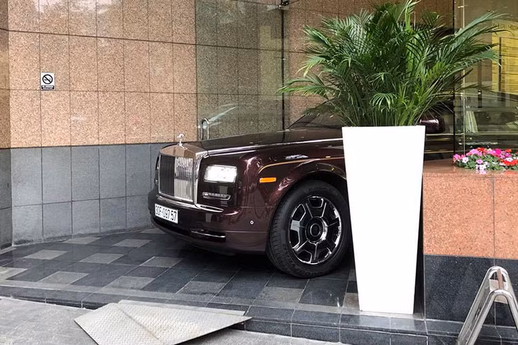Siêu xe sang Rolls-Royce Phantom Series II EWB sử dụng động cơ V12, dung tích 6.75L kết hợp hộp số tự động 8 cấp, có khả năng sản sinh công suất tối đa 453 mã lực tại 5.350 vòng/phút, mô-men xoắn cực đại 720 Nm tại 3.500 vòng/phút. Xe có thể tăng tốc từ 0-100 km/h trong 6,1 giây, tốc độ tối đa có thể đạt 240 km/h.