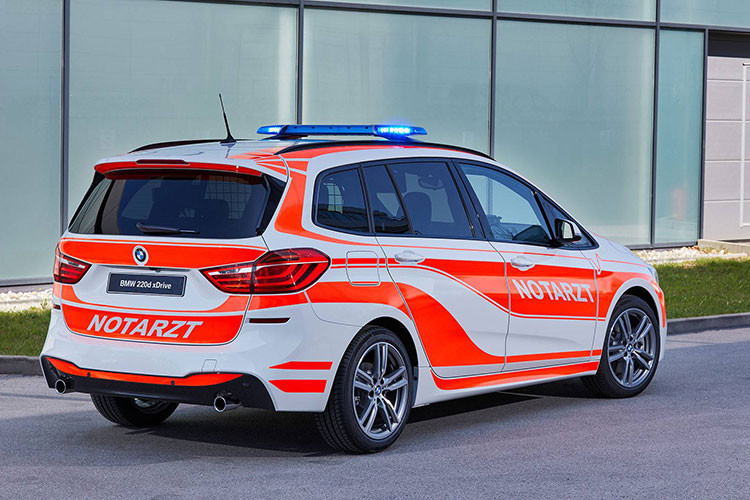 Vẫn nổi bật trong màu áo cam neon và trắng, chiếc xe cứu thương BMW 220d xDrive Gran Tourer còn có thêm hệ thống đèn flash LED màu xanh lam trong lưới tản nhiệt, dãy đèn ưu tiên trên mui xe cũng khá đẹp mắt.