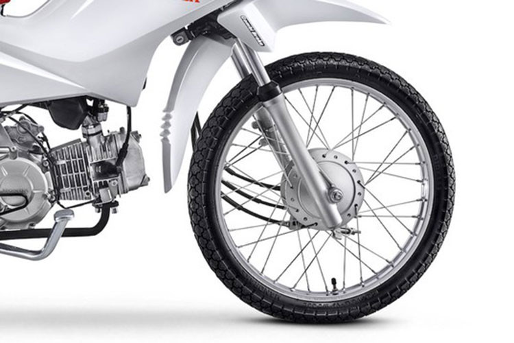 Xe được trang bị bộ phanh tang trống ở cả trước và sau nhưng lại được liên kết qua CBS. Để tăng khả năng off-road, xe sở hữu cặp bánh trước và sau lệch size lần lượt là 17 và 14 inch.