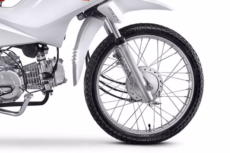 Xe được trang bị bộ phanh tang trống ở cả trước và sau nhưng lại được liên kết qua CBS. Để tăng khả năng off-road, xe sở hữu cặp bánh trước và sau lệch size lần lượt là 17 và 14 inch.