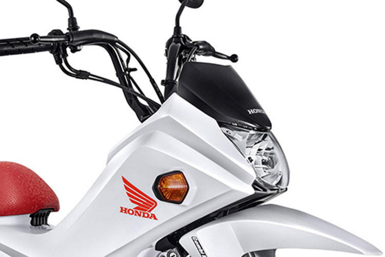 Về ngoại hình, Honda Pop 110i lại sở hữu dàn đầu đèn đặc biệt với bộ cánh liền thân như những chiếc xe Adventure hoặc Sport touring. Điều này tạo ra một kiểu dáng đầu cụt khá lạ mắt và hiệu quả.