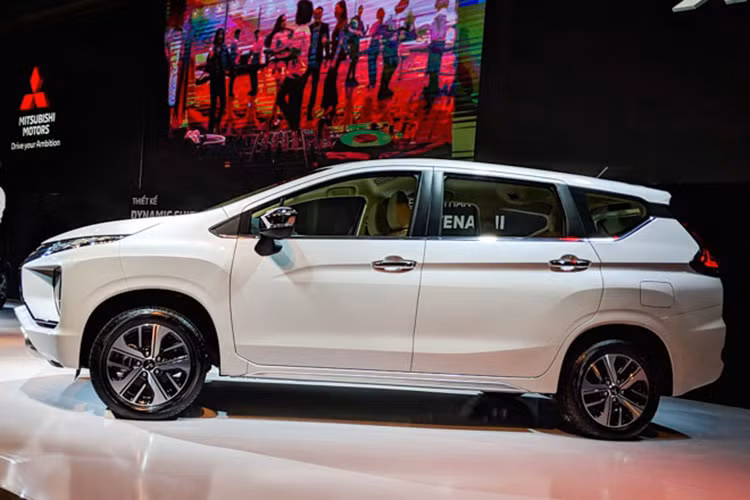 Mẫu xe đắt khách hàng đầu trong phân khúc xe 7 chỗ giá rẻ được trang bị 2 túi khí, phanh ABS/BA/EBD, hỗ trợ lên dốc, kiểm soát cân bằng chủ động, camera chiếu hậu... Dưới nắp ca-pô là loại 1.5L MIVECkết nối hộp số sàn 5 cấp hoặc hộp số tự động 4 cấp sản sinh 102 mã lực/141Nm. Giá xe Mitsubishi Xpander tại Việt Nam từ 550 đến 620 triệu đồng.