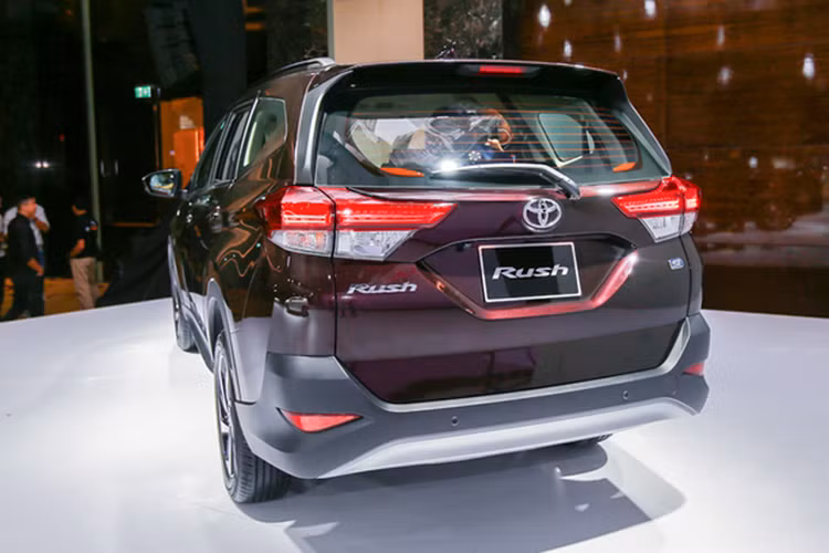 Toyota Rush tại Việt Nam chỉ có duy nhất phiên bản 1.5L I4 cho 102 mã lực/134 Nm đi cùng hộp số tự động 4 cấp và dẫn động cầu sau. Xe được trang bị hệ thống phanh ABS/BAS/EBD, hỗ trợ khởi hành ngang dốc HAC, kiểm soát lực kéo TRC, cân bằng điện tử VSC và 07 túi khí. Điều này giúp Rush đạt chuẩn 5/5 sao an toàn từ ASEAN NCAP.