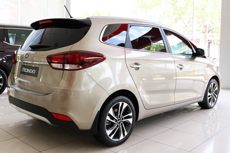 Kia Rondo tại Việt Nam sở hữu động cơ dầu 1.7L mạnh 139 mã lực/340 Nm đi cùng hộp số 7 cấp ly hợp kép DCT. Bản động cơ xăng là loại 2.0L cho 158 mã lực/194 Nm kết nối hộp số sàn 5 cấp hoặc tự động 6 cấp. Tất cả xe Rondo đều lắp đặt hệ dẫn động cầu trước và 3 chế độ lái (Comfort, Nomal, Sport). Các trang bị an toàn của xe cũng khá đầy đủ.