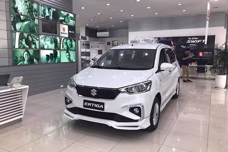 Suzuki Ertiga 2019 hoàn toàn lột xác về thiết kế nội, ngoại thất, sử dụng động cơ 1.5L K15B mới mạnh 102 mã lực/138 Nm và hộp số sàn 5 cấp hoặc tự động 4 cấp chuẩn bị ra mắt thị trường ôtô Việt Nam.