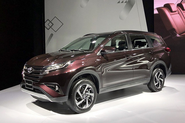 Toyota Avanza và Rush đều là những tân binh vừa gia nhập thị trường Việt mang theo sứ mệnh sẽ cùng Innova càn quét phân khúc MPV. Trong đó, Rush sở hữu phong cách lai SUV và MPV độc đáo và gầm cao tạo nên sự khác biệt so với các đối thủ đi kèm mức giá 668 triệu đồng.