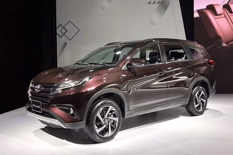 Toyota Avanza và Rush đều là những tân binh vừa gia nhập thị trường Việt mang theo sứ mệnh sẽ cùng Innova càn quét phân khúc MPV. Trong đó, Rush sở hữu phong cách lai SUV và MPV độc đáo và gầm cao tạo nên sự khác biệt so với các đối thủ đi kèm mức giá 668 triệu đồng.