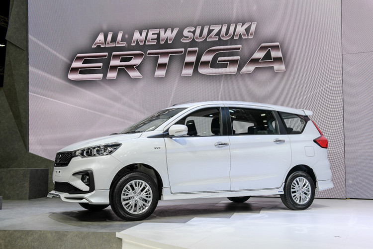 Ertiga thế hệ mới về Việt Nam sẽ có các trang bị an toàn như: 2 túi khí, phanh ABS, EBD, cảm biến và camera đỗ sau cùng kiểm soát cân bằng VSC mới. Giá Suzuki Ertiga 2019 dự kiến sẽ không thay đổi so với mức 639 triệu đồng của thế hệ cũ, thậm chí là giảm nhờ miễn thuế nhập khẩu. 