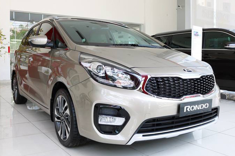 Kia Rondo là người kế nhiệm cho đàn anh Carens nhưng không thực sự thành công bởi cái bóng quá lớn từ đối thủ Innova. Tuy nhiên, đây vẫn là lựa chọn xe gia đình 7 chỗ đáng quan tâm cho khách hàng có nguồn ngân sách không quá dư dả. Mẫu xe này có giá từ 609 - 779 triệu đồng.