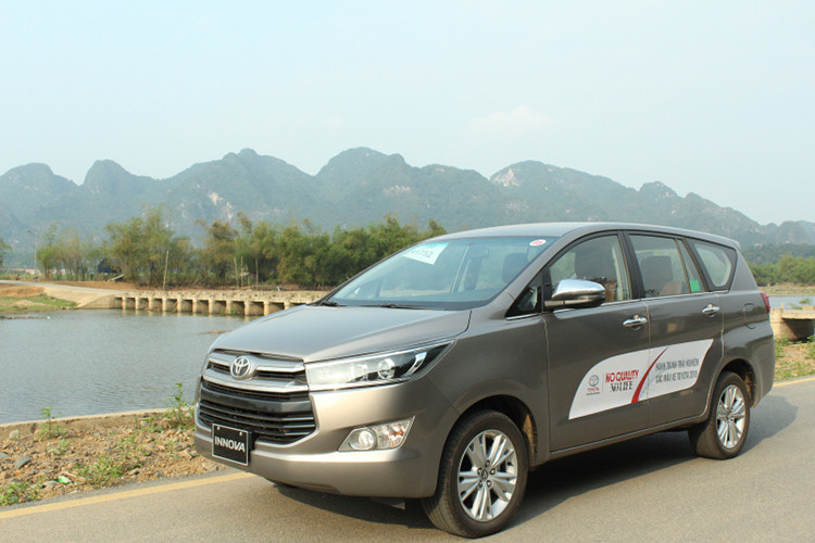 Mẫu xe Toyota Innova đã quá quen thuộc với các khách Việt. Để sở hữu mẫu MPV đắt khách nhất thị trường và không có gì để hỏng trong tầm giá 800 triệu đồng, khách hàng sẽ có 03 bản E, G và Venturer với mức giá tương đương từng phiên bản từ 771 đến 878 triệu đồng để cân nhắc.